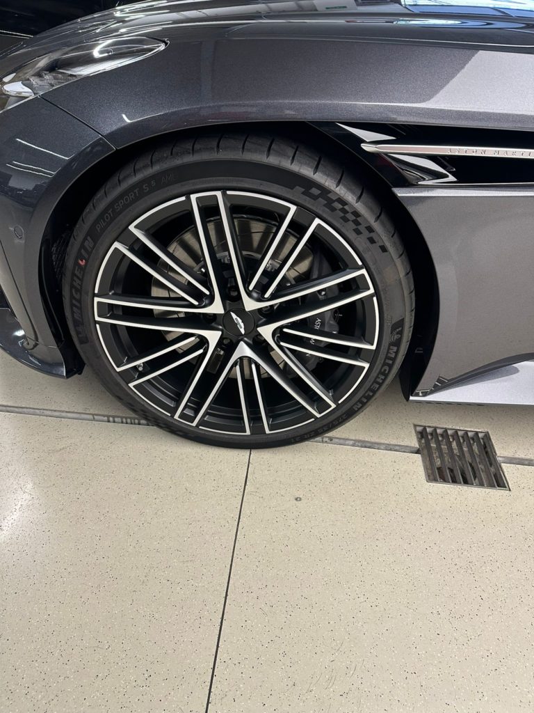 ASTON MARTIN DB12
